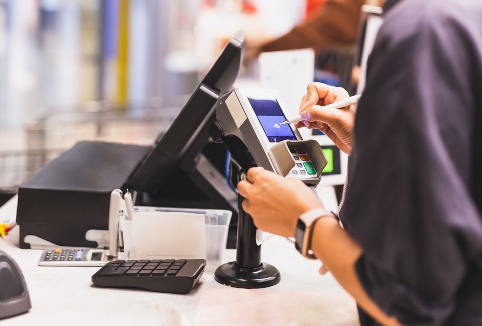 Consumidores sitúan la delincuencia, migración, desempleo y cre...